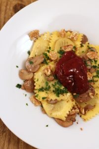 ravioli-ai-porcini-con-funghi-burro-nocciola-e-mirtilli-rossi