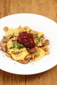 ravioli-ai-porcini-con-funghi-burro-nocciola-e-mirtilli-rossi